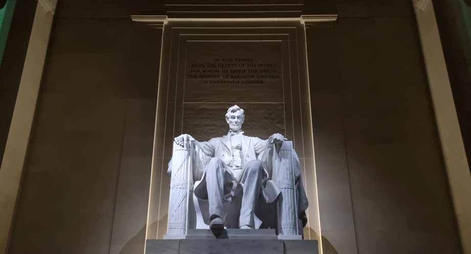 Lincoln Monument by Night