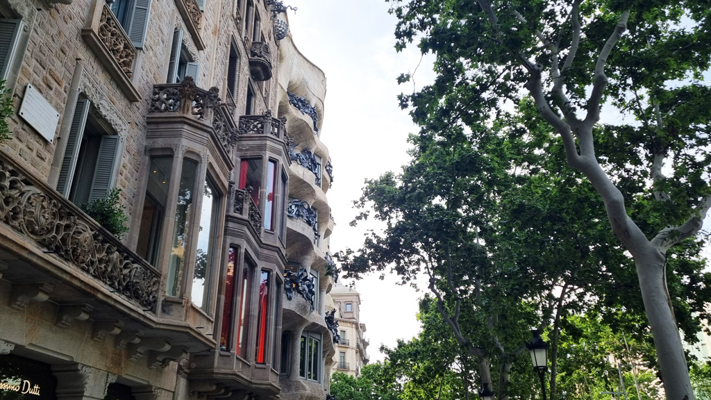 passage de Gracia la pedrera glimpse